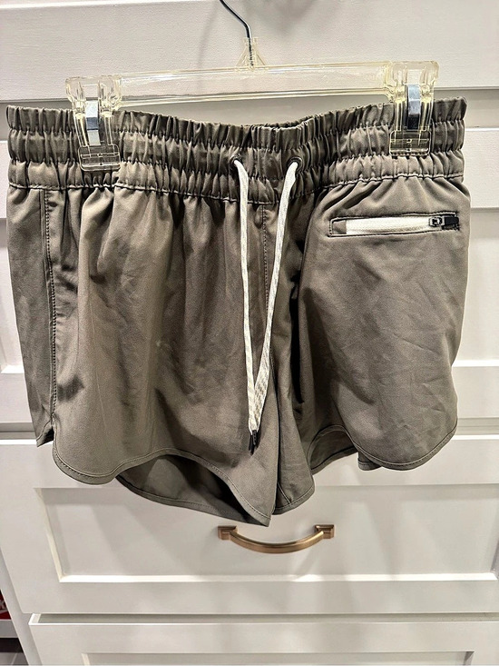 Vuori Pants - Vuori Clementine 2.0 Shorts Women's Athletic Shorts in olive green